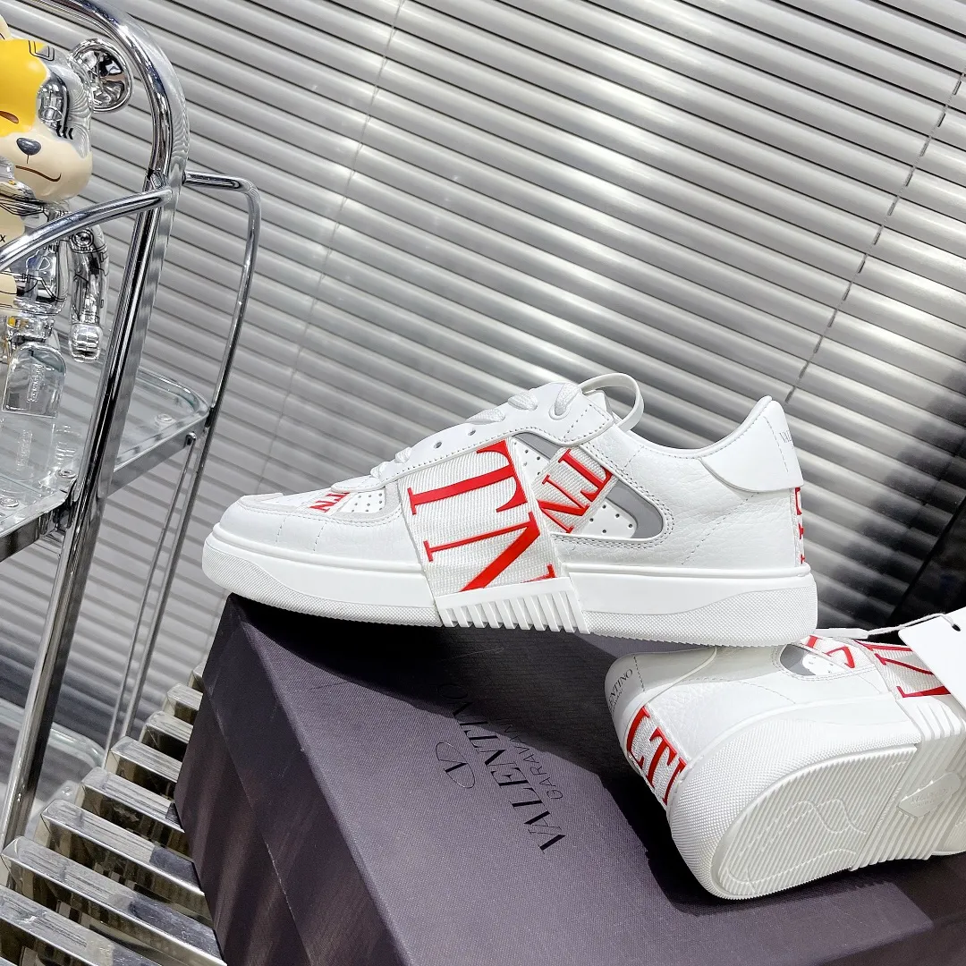 👟👟Ex-factory price 600👟👟 Valentino ONE STUD calfskin lace-up sneakers. Soft suede low-top sneakers, classic and versatile, couple's sneakers, special goods, worth buying! A pair of simple shoes with unique details will save you from the difficulty of dressing. OneStud sneakers, with quilted plaid and oversized rivets, create an eye-catching punk style and get rid of the heavy feeling of this season's clothing. Upraise calfskin derby shoes, with exquisite leather construction and simple silhouette, and smooth lines set the tone of coolness, are a versatile item in the wardrobe. There are more Valentino boutique shoes waiting for you to unlock! It’s time to get the shoes you’ve been coveting for a long time! Officially on sale 7,+++ - Seven straps, decorated with metallic rubber effect. Decoration on the back and tongue. Size 35-44.
